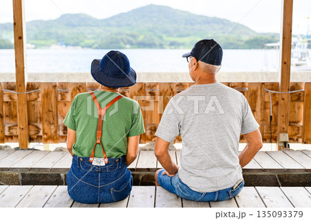 高齢夫婦が海を眺める 【撮影協力:隠岐シーサイドリゾートみやび様】 高齢夫婦が海を眺める 【撮影協力:隠岐シーサイドリゾートみやび様】 135093379