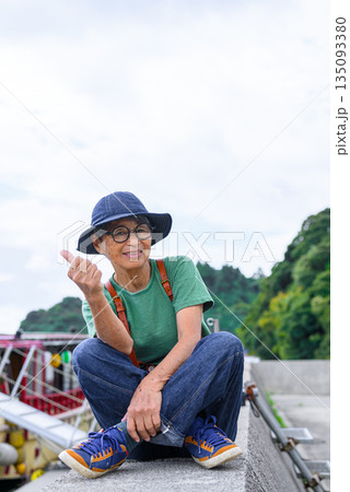 港でしゃがむ高齢女性 【撮影協力:隠岐シーサイドリゾートみやび様】 港でしゃがむ高齢女性 【撮影協力:隠岐シーサイドリゾートみやび様】 135093380