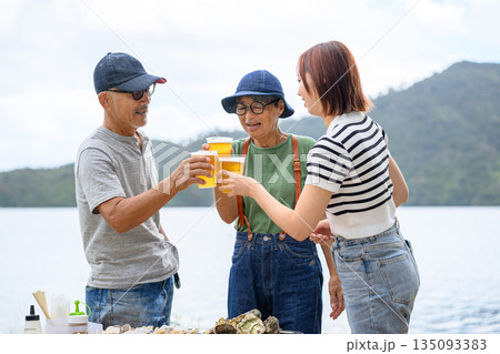 家族で屋外で乾杯 【撮影協力:隠岐シーサイドリゾートみやび様】 家族で屋外で乾杯 【撮影協力:隠岐シーサイドリゾートみやび様】 135093383