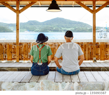 海辺で休憩する高齢夫婦 【撮影協力：隠岐シーサイドリゾートみやび様】 135093387