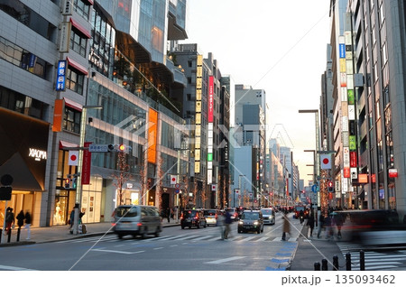 銀座のメインストリートは銀座通り（中央通り）　東京都中央区 135093462