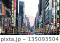 銀座のメインストリートは銀座通り（中央通り）　東京都中央区 135093504