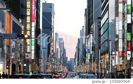 銀座のメインストリートは銀座通り（中央通り）　東京都中央区 135093504