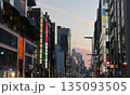 銀座のメインストリートは銀座通り（中央通り）　東京都中央区 135093505