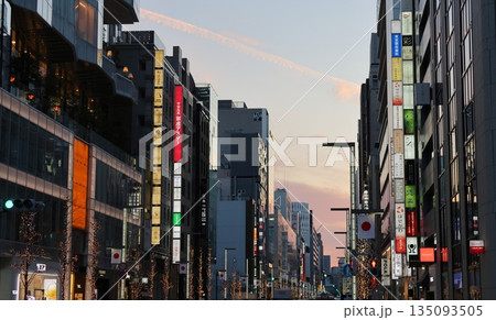 銀座のメインストリートは銀座通り（中央通り）　東京都中央区 135093505