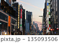 銀座のメインストリートは銀座通り（中央通り）　東京都中央区 135093506