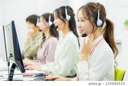 若い女性、オペレーター、コールセンター、スタッフ 若い女性、オペレーター、コールセンター、スタッフ 135093533