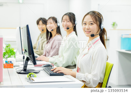 若い女性、オペレーター、コールセンター、スタッフ 135093534