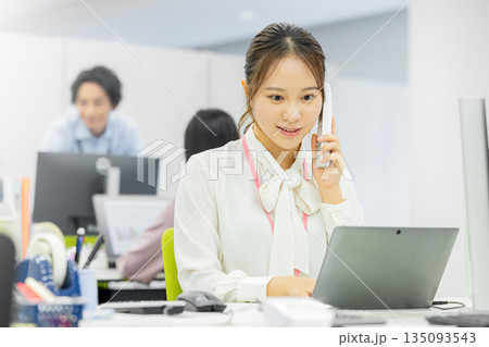 オフィスで電話をする女性 135093543