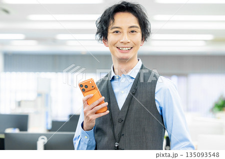 最新スマホを操作する男性 135093548