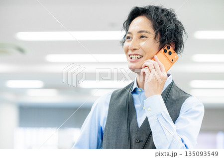 最新スマホを操作する男性 最新スマホを操作する男性 135093549