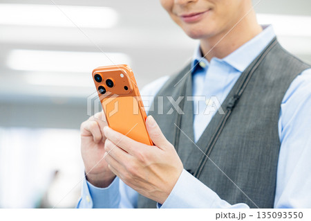 最新スマホを操作する男性 最新スマホを操作する男性 135093550