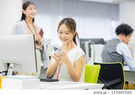 オフィスでスマホを操作する女性 135093560