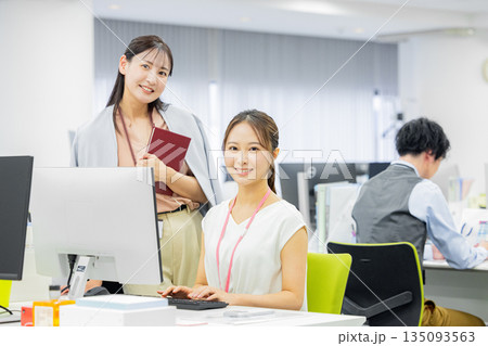 オフィスで働く人々 オフィスで働く人々 135093563