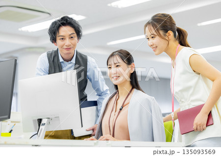 クリエイティブなビジネスチーム クリエイティブなビジネスチーム 135093569