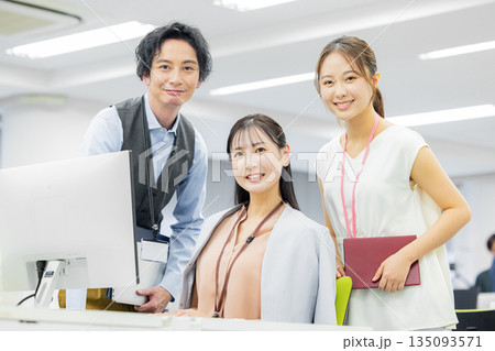 クリエイティブなビジネスチーム クリエイティブなビジネスチーム 135093571