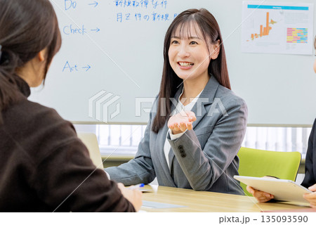 ミーティングをする女性 135093590