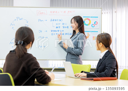 ミーティングをする女性 135093595