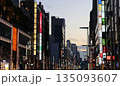 銀座のメインストリートは銀座通り（中央通り）　東京都中央区 135093607