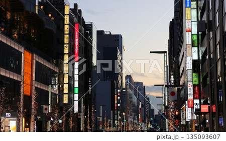 銀座のメインストリートは銀座通り（中央通り）　東京都中央区 135093607