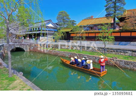 【岡山県】桜咲く春の倉敷美観地区（重要伝統的建造物群保存地区） 135093681