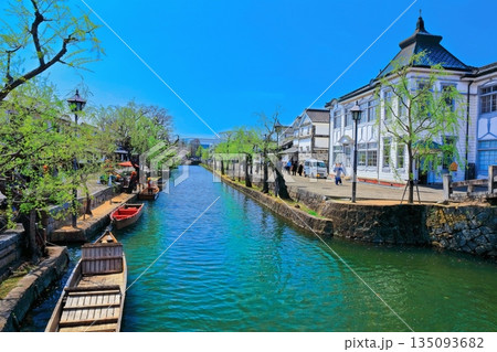 【岡山県】桜咲く春の倉敷美観地区（重要伝統的建造物群保存地区） 135093682