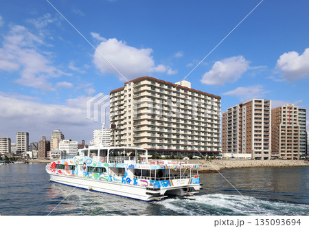 まりん・あわじの入港（兵庫県 明石市 明石港） 135093694