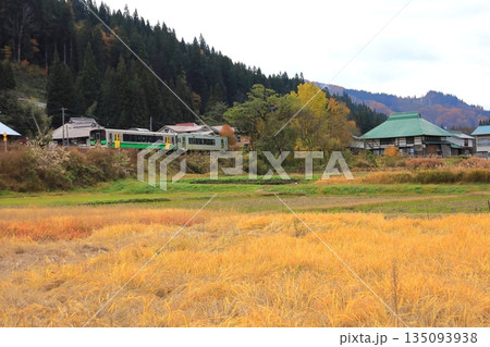 奥会津を走る只見線／福島県大沼郡金山町 135093938