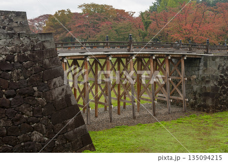 紅葉の山形城跡に架かる橋跡 紅葉の山形城跡に架かる橋跡 135094215
