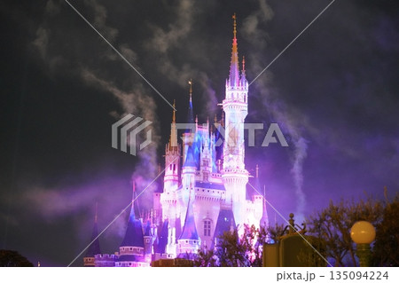 夜の教会とライトアップされた夜 135094224