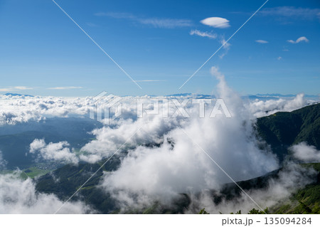 八方尾根から望む初夏の白馬村 八方尾根から望む初夏の白馬村 135094284