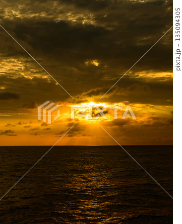 暗い海と夕焼け空 暗い海と夕焼け空 135094305