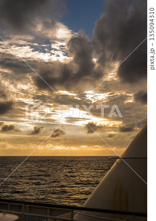 船上からの夕焼けの海 135094310