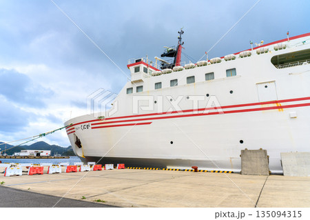 港に停泊する大きな船【フェリーくにが】 135094315