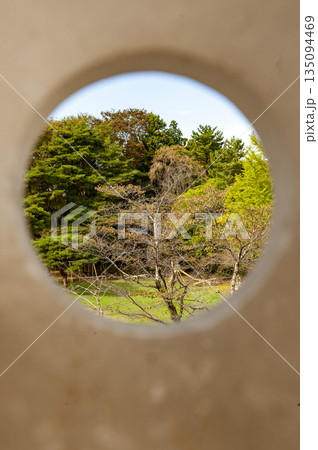 壁に設えられた丸窓から見得る日本庭園・白石城 135094469