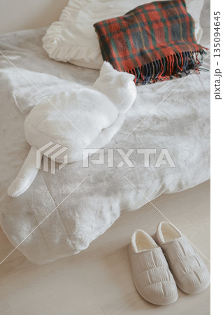 温活のイメージ　冬の必需品　マフラーや湯たんぽ 135094645