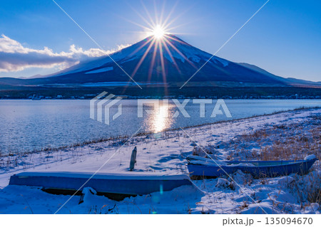 (山梨県)雪化粧した山中湖畔から望むダイヤモンド富士 (山梨県)雪化粧した山中湖畔から望むダイヤモンド富士 135094670