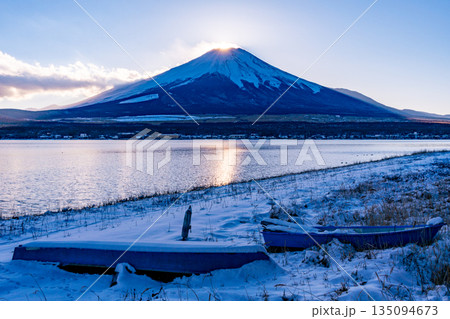 （山梨県）雪化粧した山中湖畔から望むダイヤモンド富士 135094673