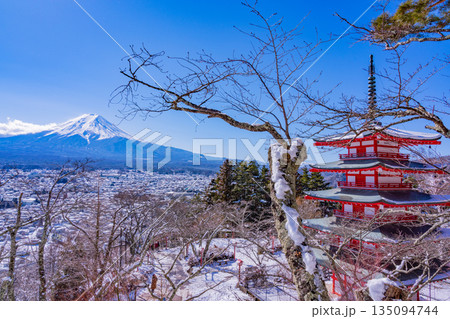 (山梨県)降雪した新倉山浅間公園・忠霊塔・富士山 (山梨県)降雪した新倉山浅間公園・忠霊塔・富士山 135094744
