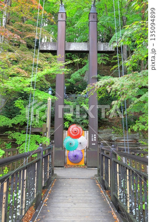 塩原温泉郷の紅の吊橋／栃木県那須塩原市 135094899