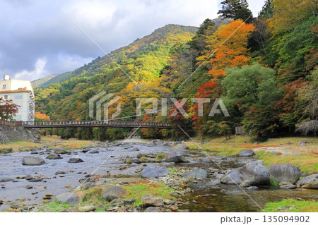 塩原温泉郷の紅の吊橋／栃木県那須塩原市 135094902