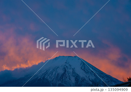 赤い炎に包まれて燃えているような富士山・忍野村 赤い炎に包まれて燃えているような富士山・忍野村 135094909