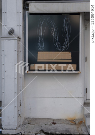 現在アート風の飾り窓・東京都中央区 現在アート風の飾り窓・東京都中央区 135094914
