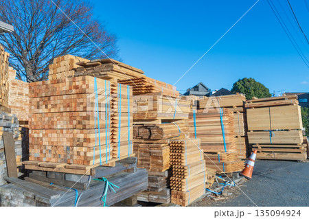 加工された大量の木杭　木工所 135094924