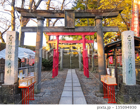 鶴ヶ城の稲荷神社鳥居　福島県会津若松市追手町 135094930
