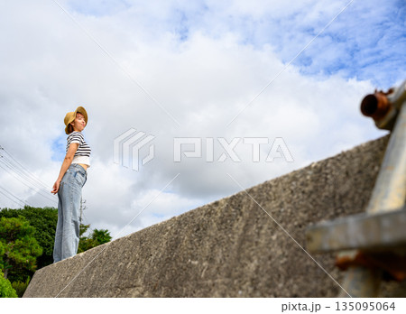 麦わら帽子とデニムの夏景色 【撮影協力：隠岐シーサイドリゾートみやび様】 135095064