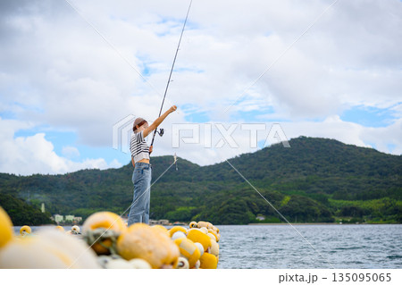 海辺で釣りを楽しむ女性 【撮影協力:隠岐シーサイドリゾートみやび様】 海辺で釣りを楽しむ女性 【撮影協力:隠岐シーサイドリゾートみやび様】 135095065