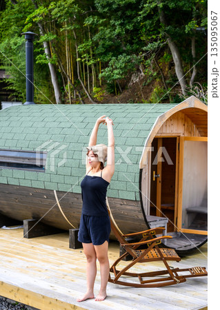 女性が屋外でストレッチ 【撮影協力：隠岐シーサイドリゾートみやび様】 135095067