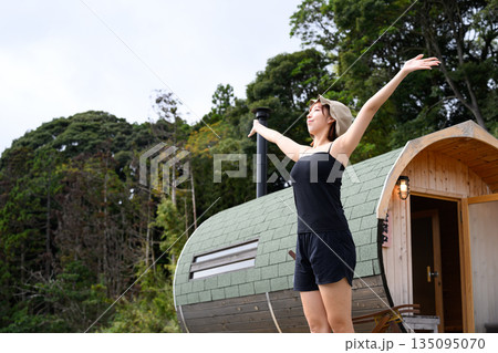 女性が屋外で深呼吸 【撮影協力：隠岐シーサイドリゾートみやび様】 135095070