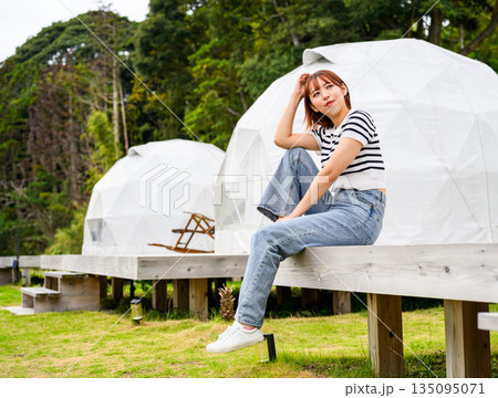 女性がドームテント横で座る 【撮影協力:隠岐シーサイドリゾートみやび様】 女性がドームテント横で座る 【撮影協力:隠岐シーサイドリゾートみやび様】 135095071